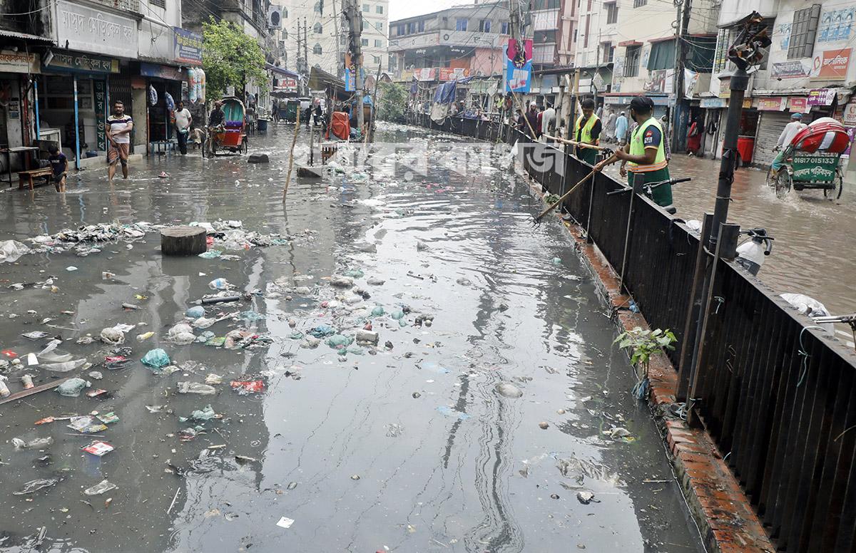 কার্জন হলের সামনের সড়ক